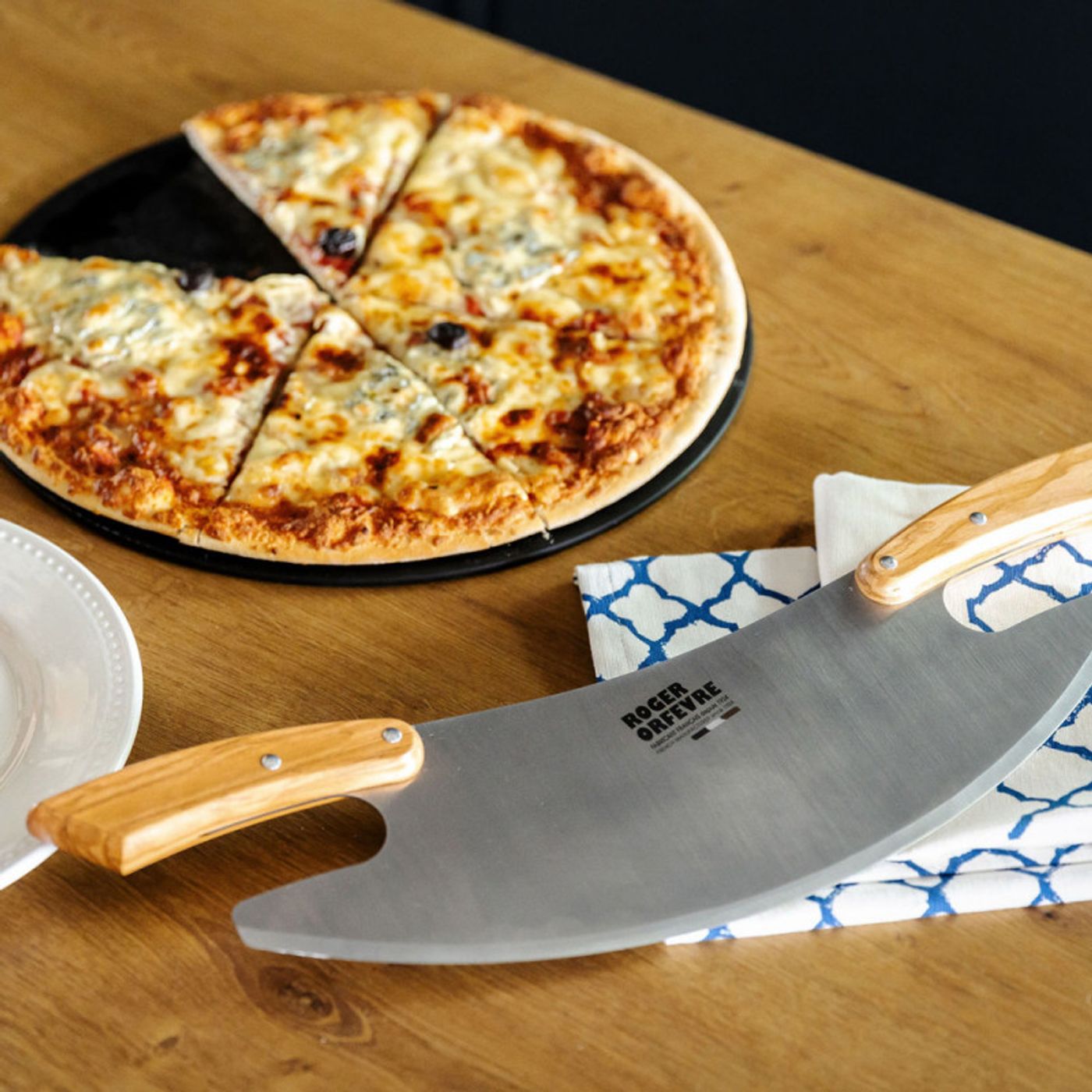 Tranche pizza rocket poignées en olivier 35cm de découpe
